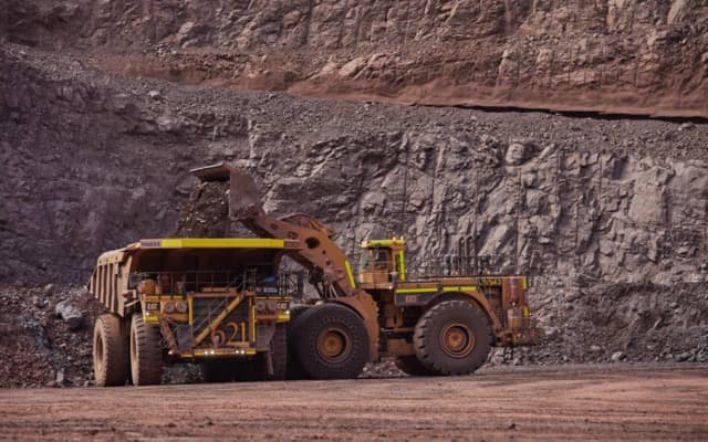BHP closes-in on OZ Minerals takeover, Newmont lobs bid for Newcrest and Qantas boss apologises – again