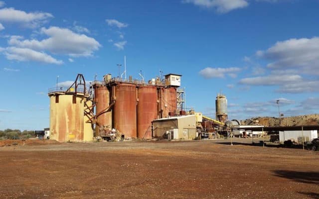 Middle Island Resources unearths bonanza gold hit at Sandstone, debuts resource update