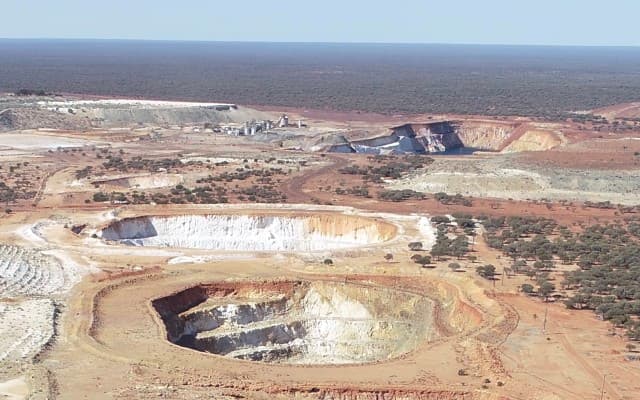 Venus Metals and Rox Resources hit thick gold intercepts at new Midway discovery